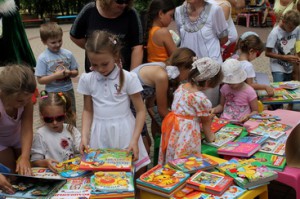 8 июля, в День семьи, любви и верности, Липецкая областная детская библиотека провела в детском парке «Сказка» семейный праздник «МамПапБук»